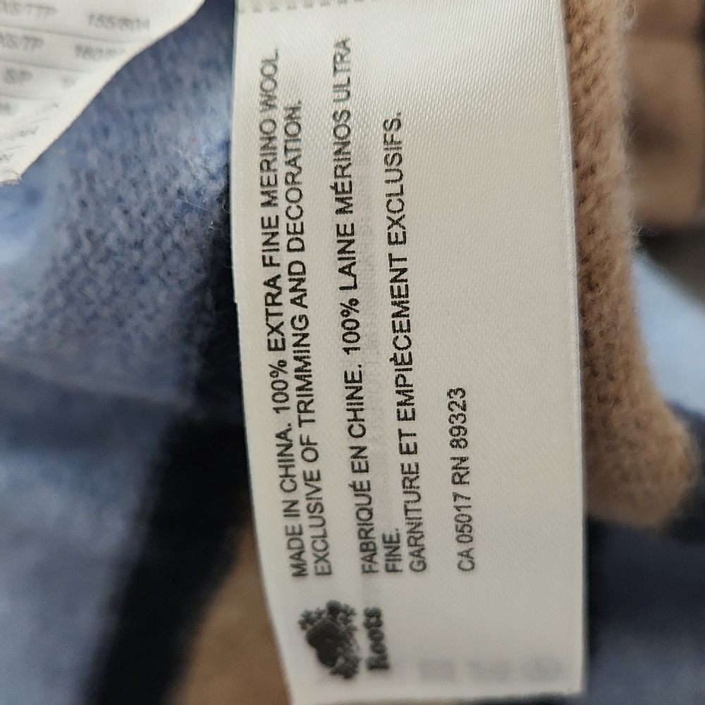 Roots EUC Merino Wool Crewneck Sweater Size Medium - Picture 4 of 4